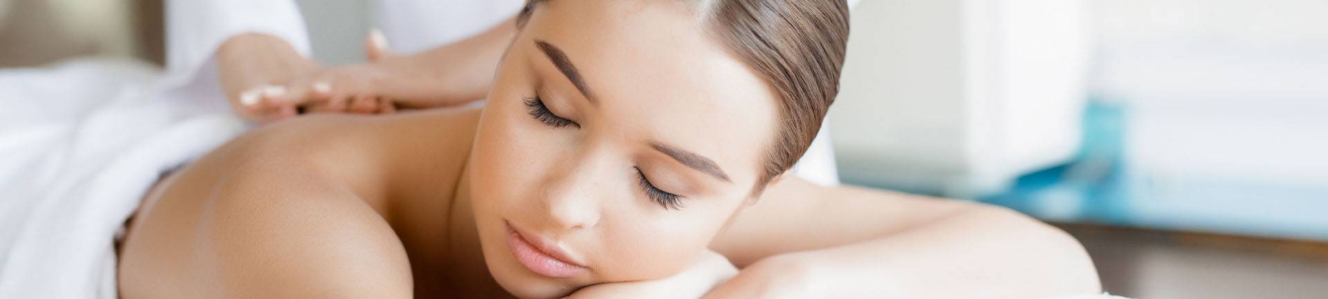 Mulher em Spa de Massagem Relaxante no Grand Hyatt
