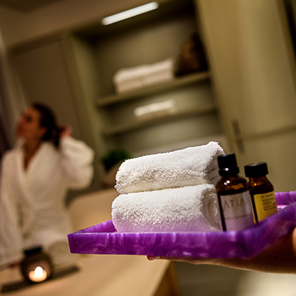 mulher em day spa massagem no corpo e pés