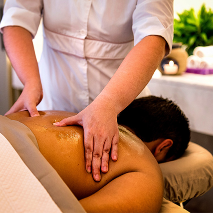 homem em sessão de Massagem Oriental Japonesa