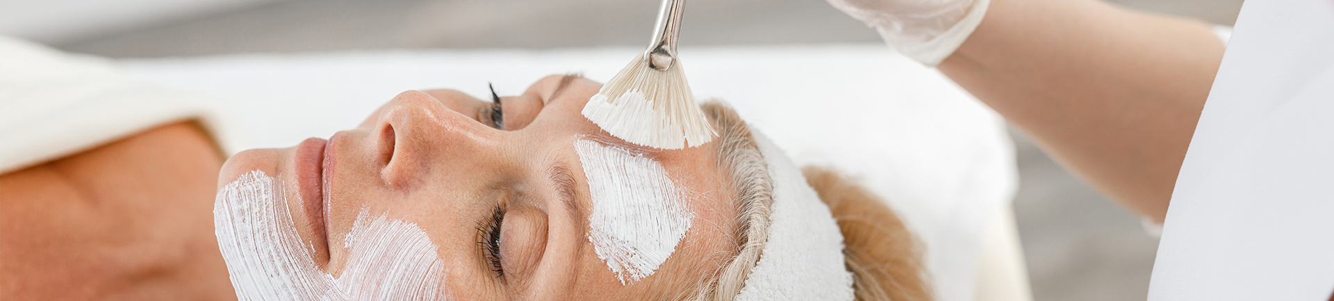 Mulher em Spa Facial Anti-idade