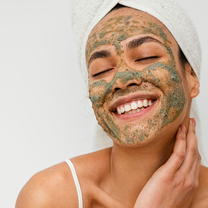 mulher em Spa Facial Desintoxicante para limpar