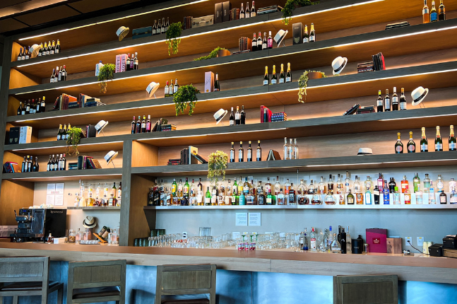 Prateleira com bebidas do Hyatt RJ