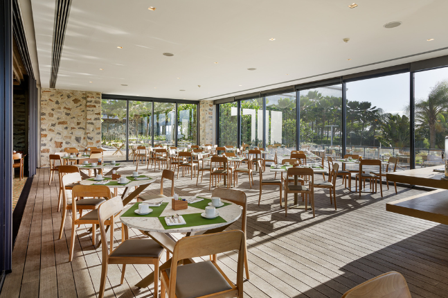 Mesas com ambiente climatizado do Grand Hyatt RJ