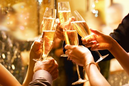 pessoas brindando com taça de champagne em uma festa de confraternização