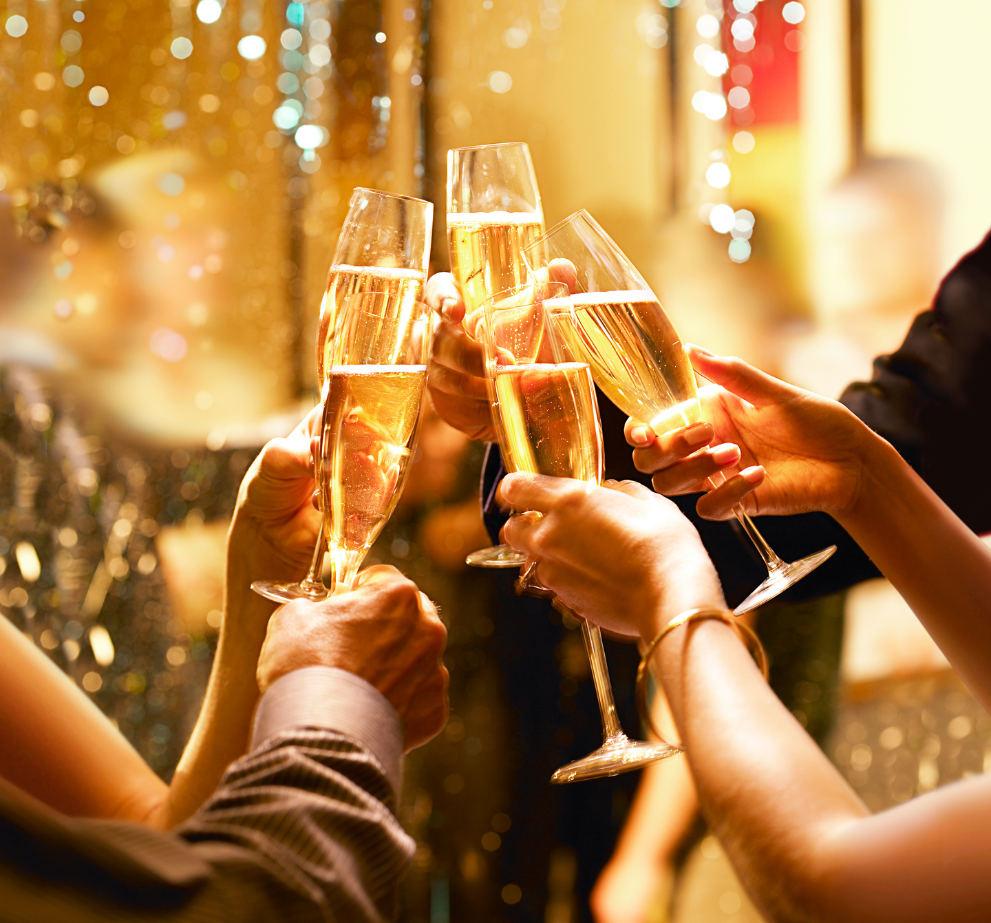 pessoas brindando com taça de champagne em uma festa de confraternização