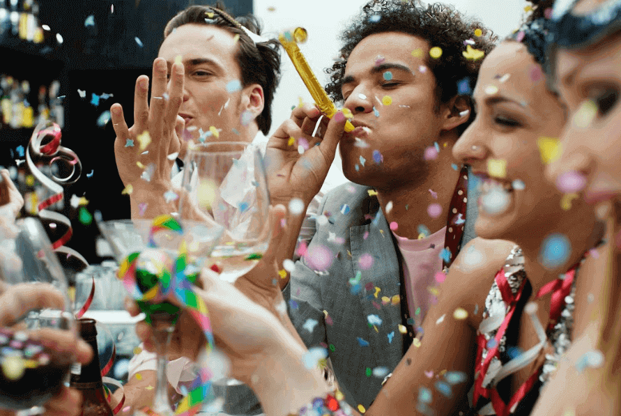 amigos comemorando o carnaval