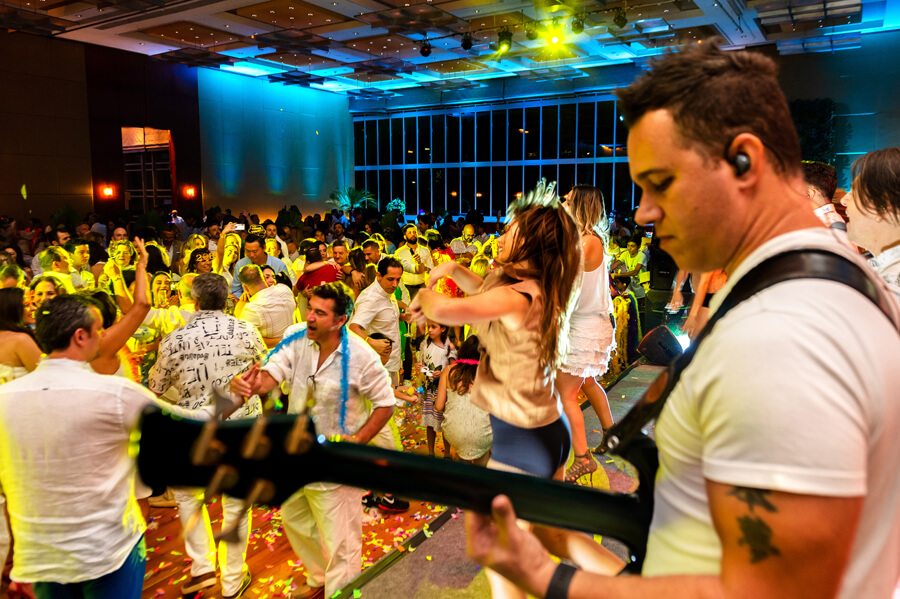 músico tocando violão em festa de confraternização de fim de ano