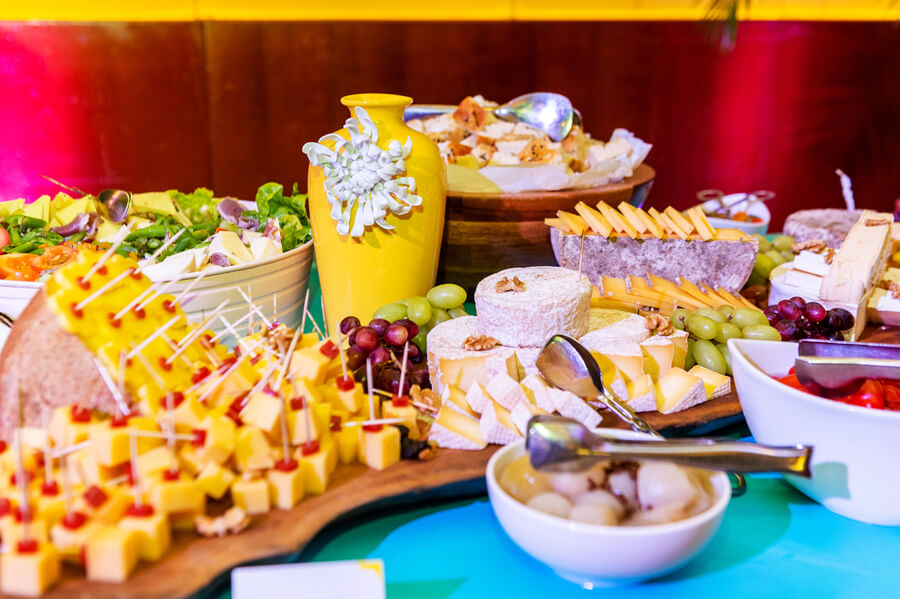 festa de fim de ano grand hyatt comidas de fim de ano em cima de uma mesa de confraternização