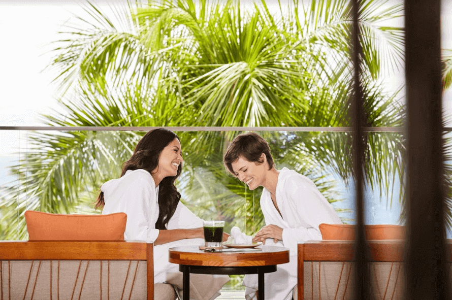 duas mulheres sorrindo e se divertindo em um hotel