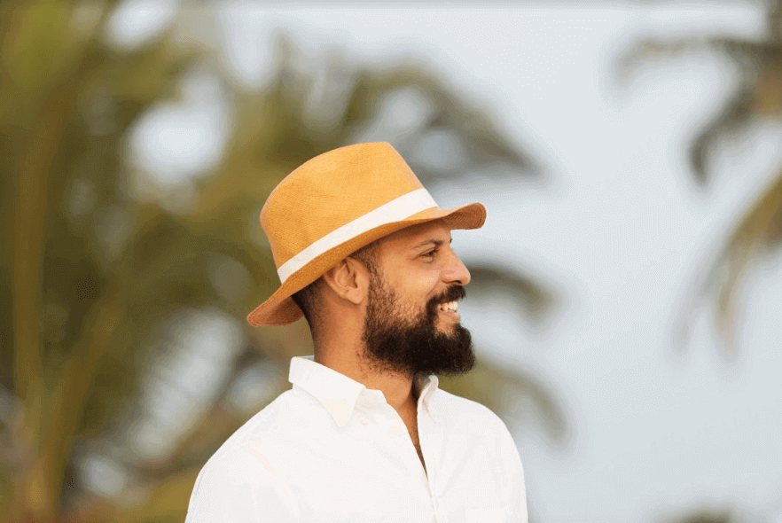 onde relaxar em são paulo homem de chapéu sorrindo de perfil