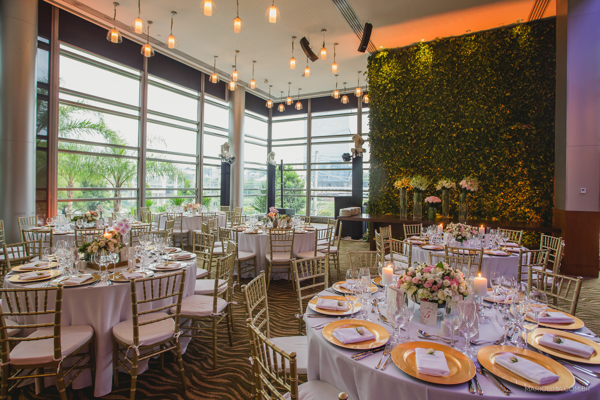 Mesas com decoração de casamento em espaço do Grand Hyatt