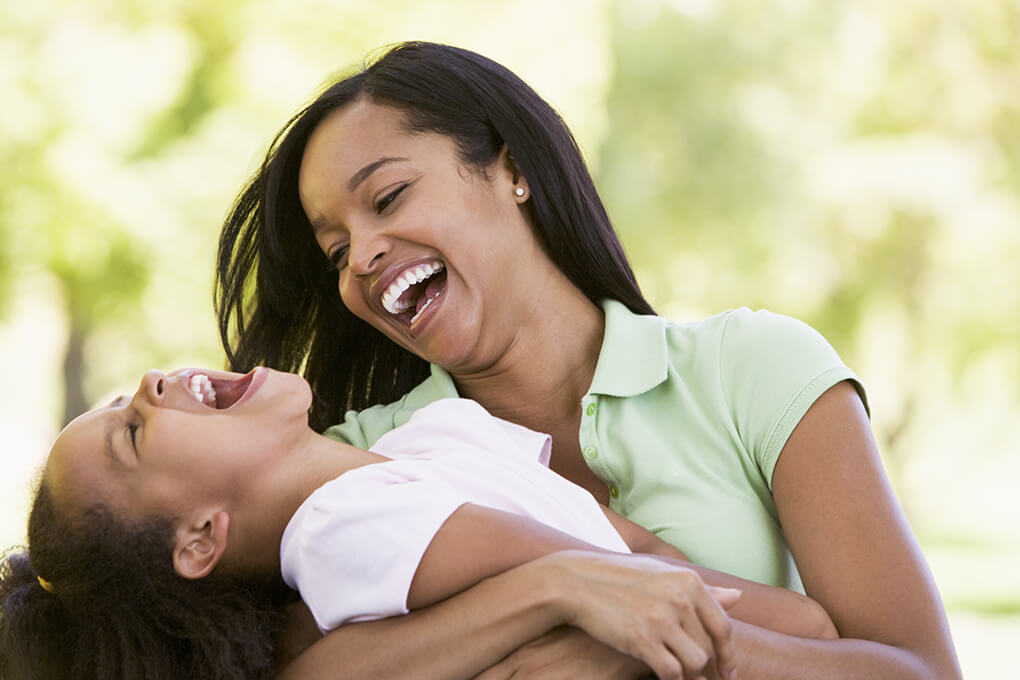 Mãe e filho dando risada juntos