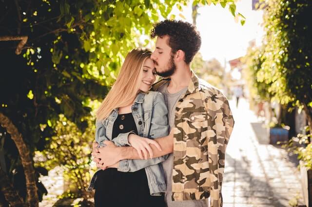 Casal abraçado em ambiente externo