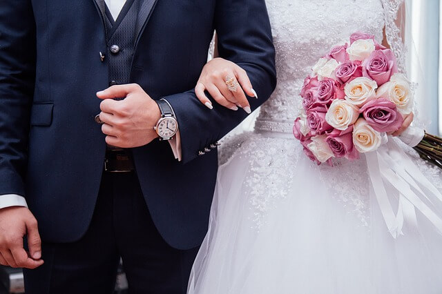 Noivos em cerimônia de casamento antes da noite de núpcias