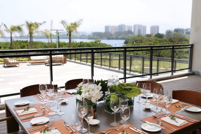 Mesa de refeições com vista para o mar no Hyatt Rio de Janeiro