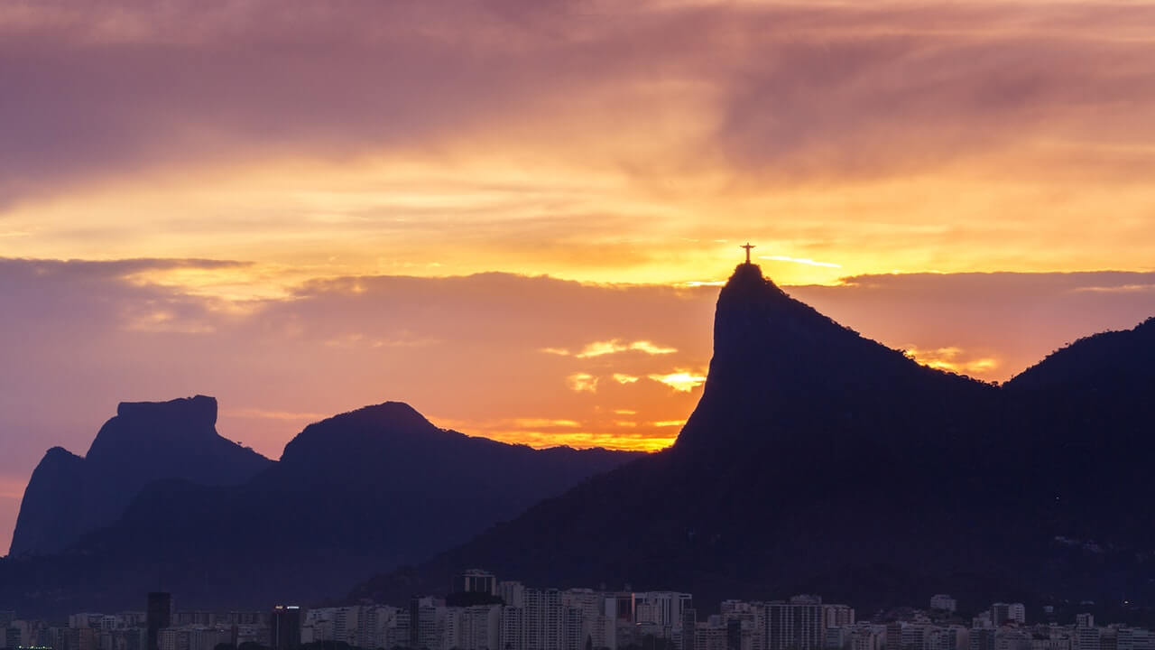 Vista panorâmica do céu do Rio de Janeiro com Cristo Redentor ao fundo