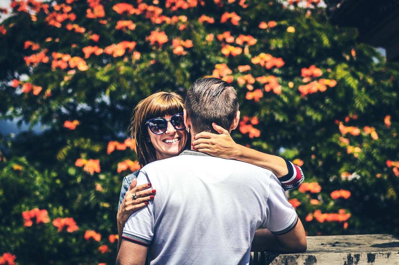 Casal abraçado em jardim