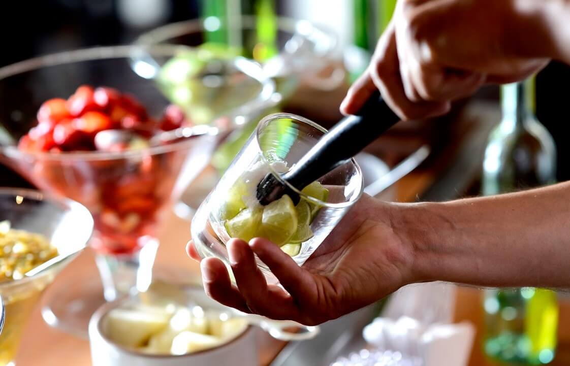 Barman preparando caipirinha 