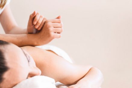 Mulher recebendo massagem nas costas