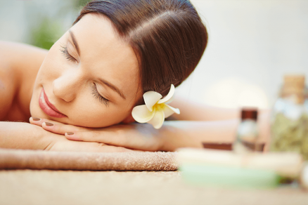 Mulher deitada de bruços no spa para relaxar.