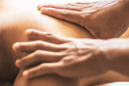 mãos massageando região das costas de outra pessoa demonstrando o que é drenagem linfática