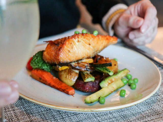 Prato de salmão grelhado com legumes do restaurante Cantô na Barra da Tijuca.