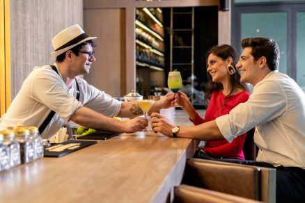 casal desfrutando da gastronomia carioca