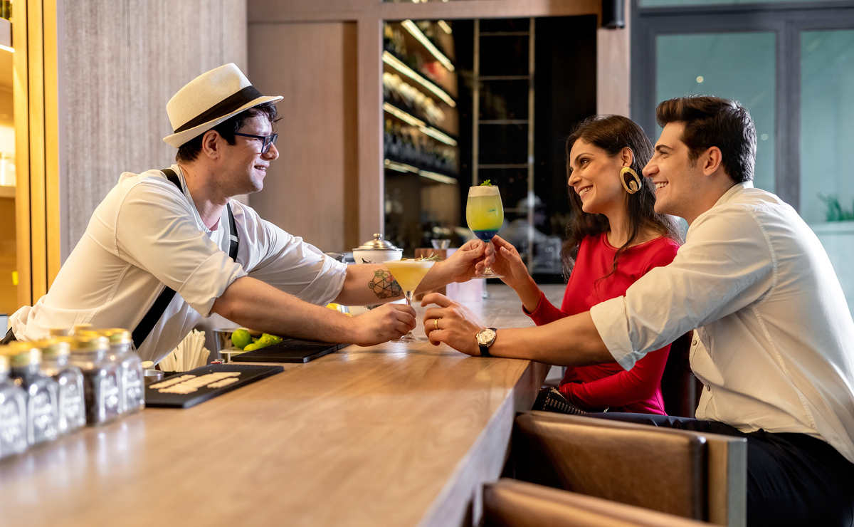 casal desfrutando da gastronomia carioca