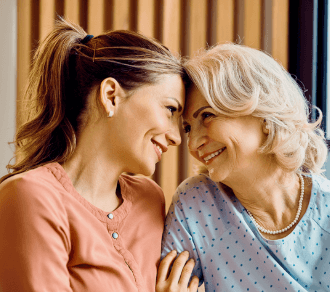 Mãe e filha compartilhando um momento de afeto e carinho no Dia das Mães