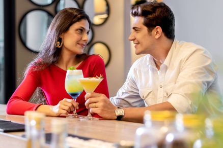 Casal durante encontro romântico em restaurante