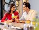 Casal durante encontro romântico em restaurante