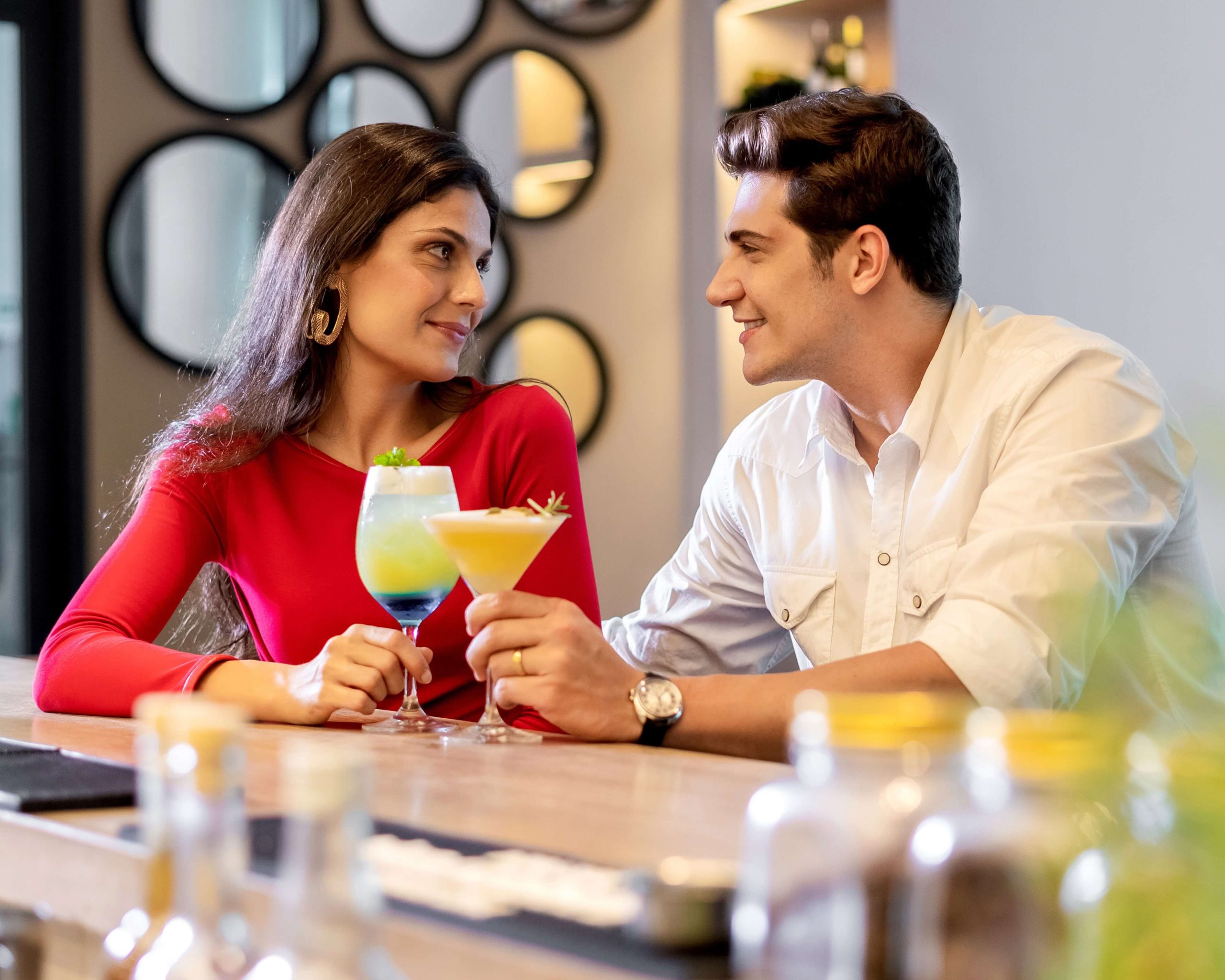 Casal durante encontro romântico em restaurante