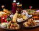 Mesa com petiscos e drinks temáticos com bandeiras de países