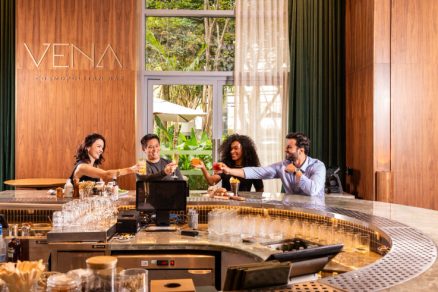Grupo de colegas realizando um brinde no Vena Cosmopolitan Bar