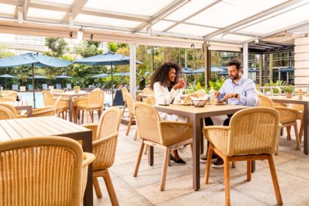 Casal tomando café da manhã em espaço externo em resort