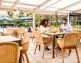 Casal tomando café da manhã em espaço externo em resort
