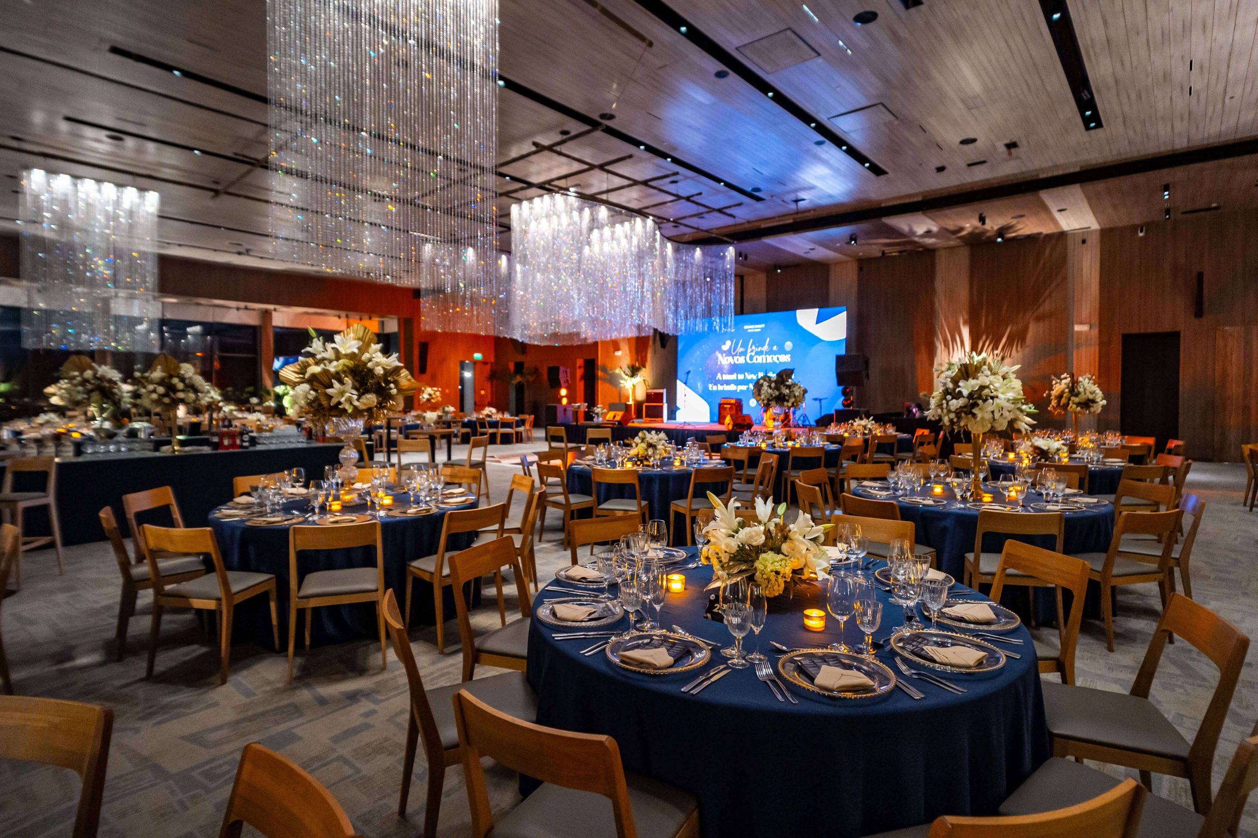 Salão de festas do Grand Hyatt Rio de Janeiro com decoração e mesas postas para a celebração de fim de ano