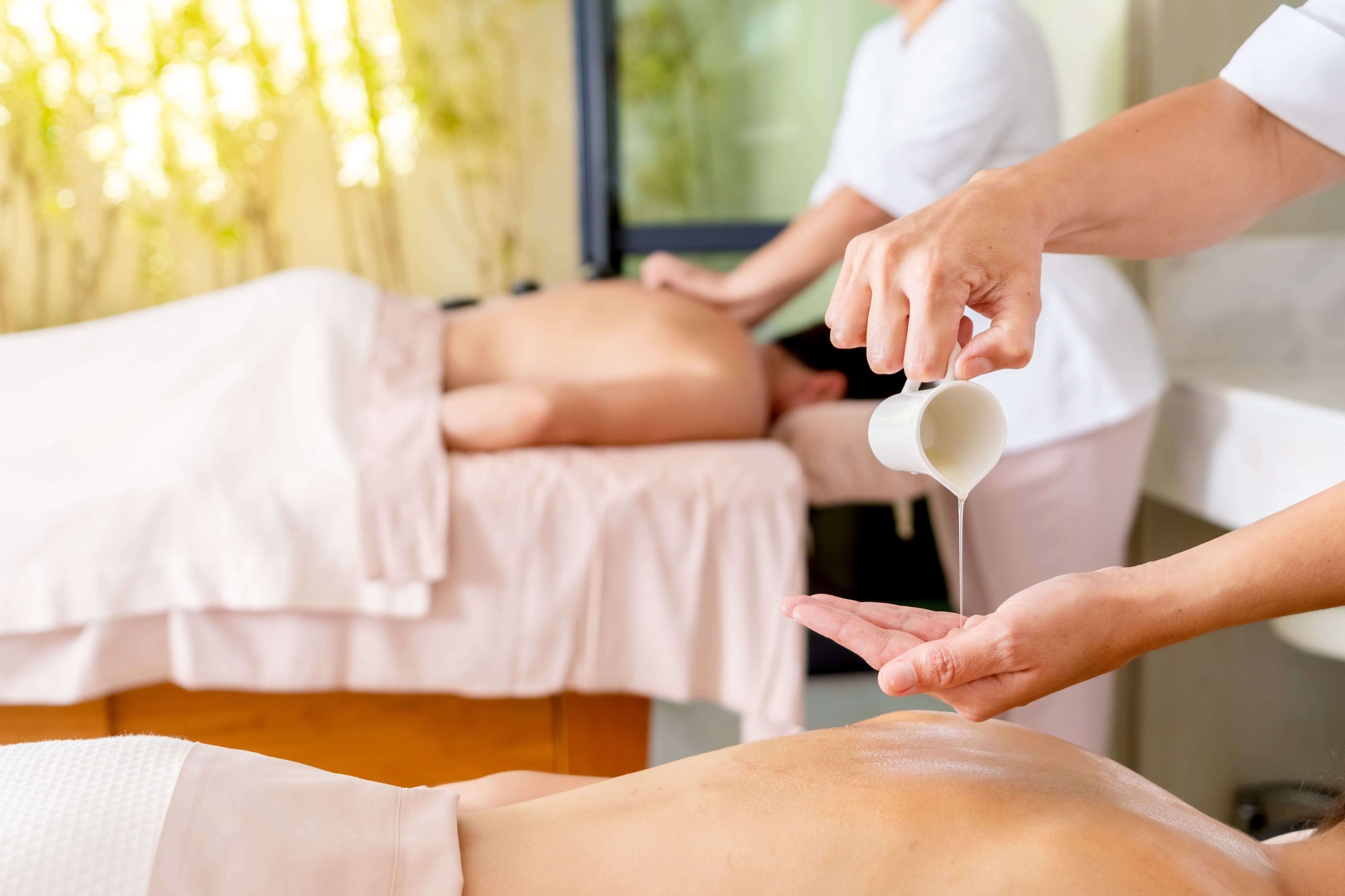 Casal em sessão de massagem em spa